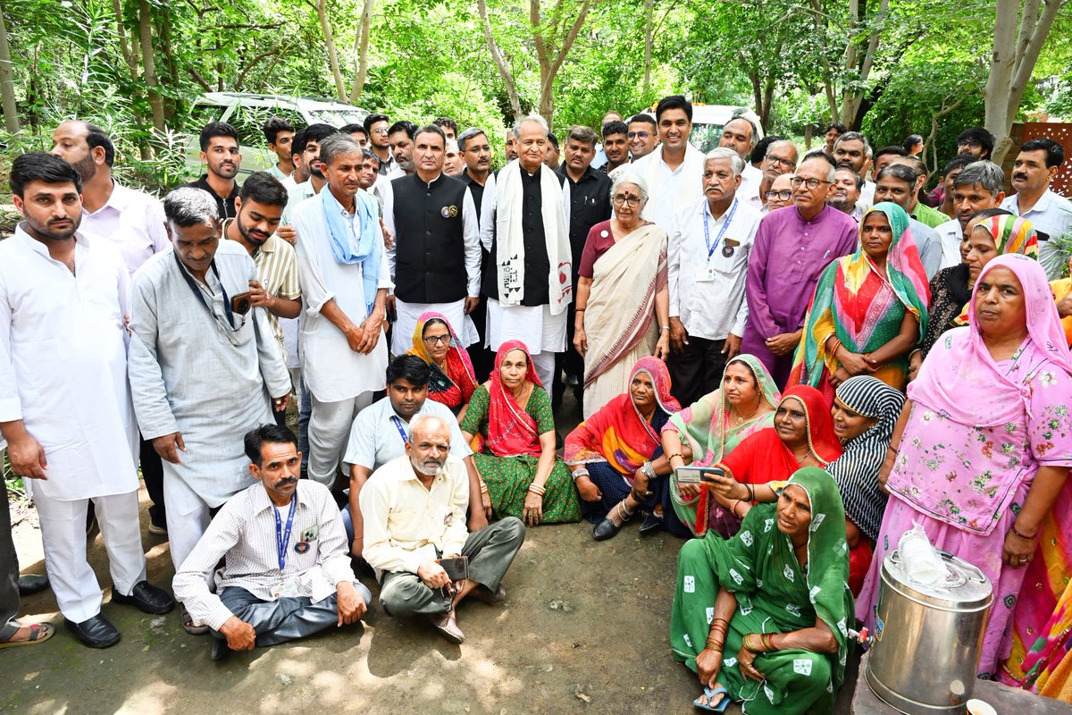 अजमेर के तिलोनिया गांव स्थित बैरफुट कॉलेज में आज श्रीमती अरुणा राय, श्री बंकर राय तथा संस्था के अन्य लोगों से मुलाकात की।