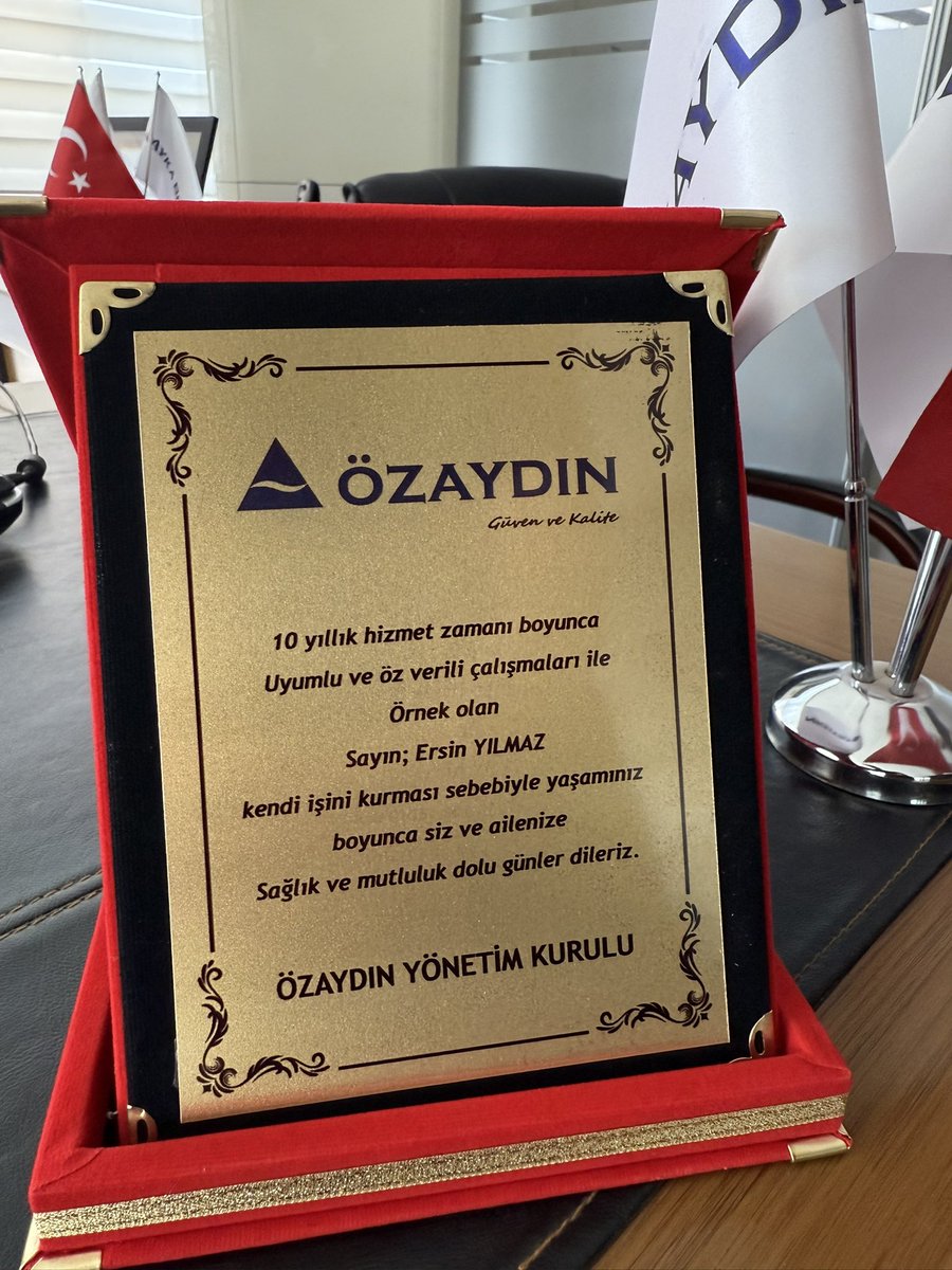 Özaydın grubu bünyesinde 10.Yıllık Hizmet zamanı boyunca uyumlu ve özverimli çalışmaları ile örnek olan Sayın Ersin Yılmaz’ın Kendi işini kurması sebebiyle grubumuzdan ayrılmanızdan dolayı Plaket Takdim ettik. 
yeni iş hayatınızda başarılar dileriz.