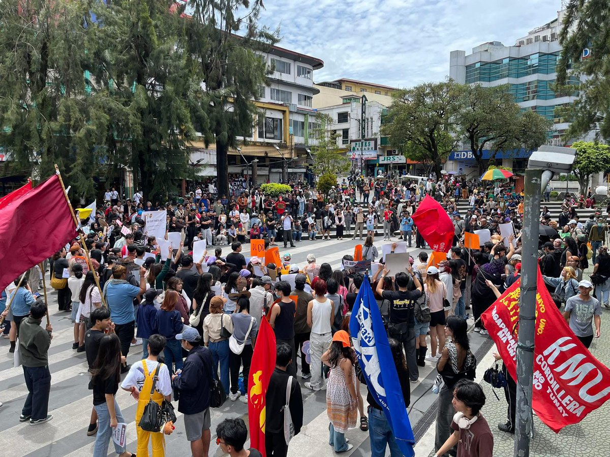 Ito ang tunay na momentum:

Hindi colorless protest. But, a protest with all colors — pula, dilaw, pink, puti,, kaliwa, gitna, kanan, may mayor pa! 

Yayanig ang bayan sa pagkakaisa ng sambayanan!