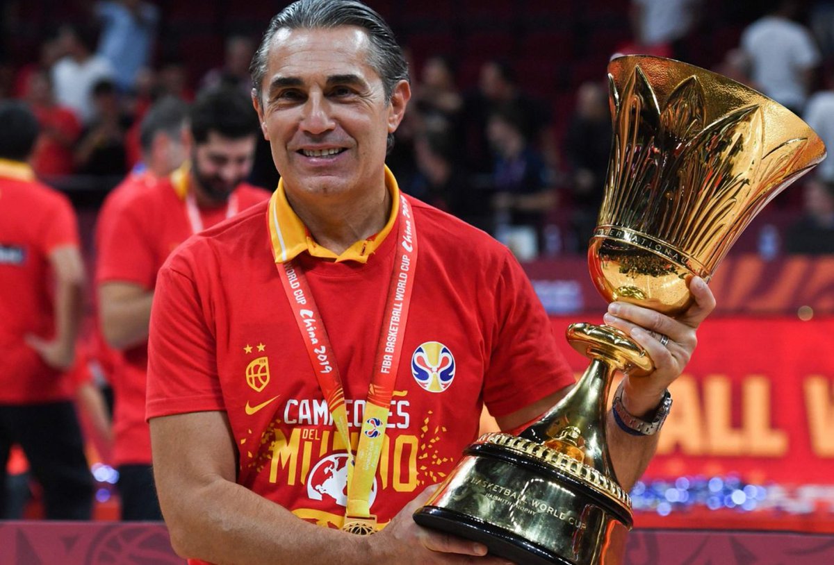 223 partidos (137 de competición y 86 amistosos) durante 13 años como seleccionador (en 2 etapas).

167 victorias (75%), incluyendo 5 de 6 finales ganadas.

Ha ganado 64 veces (un 29% del total de sus partidos) por 20 (o más) puntos de diferencia.

39 de sus 56 derrotas (el 70%)