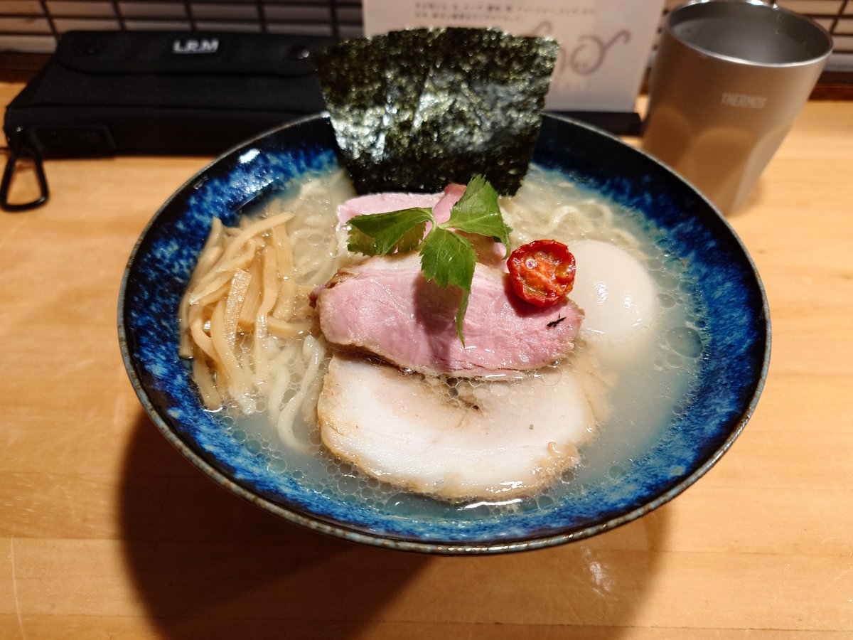 たまには感想をば
郡山市 自家製麺めがね
特製塩大盛
8/27オープンの新店に突撃してきました。
貝の風味がきいてスッキリした滋味深いスープはトッピングとあいまってクオリティ高い。
ただ太めの縮れ麺食べるにはちと薄味かなぁ🤔
今後に期待ということで、次回は醤油食べないと🤤