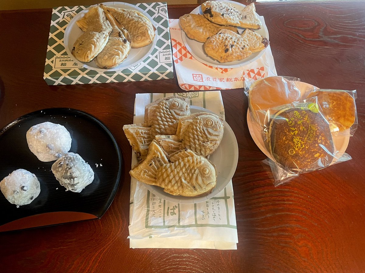 東京に暮らすあんこファンの夢。ここに集めてみました。

・東京三大豆大福
群林堂(1916年)
松島屋(1918年)
瑞穂(1981年)

・東京三大どら焼き
うさぎや(1913年)
亀十(大正末)
草月(1930年)

・東京三大たい焼き
浪花家総本店(1909年)
柳屋(1916年)
わかば(1953年)

※()内は創業年