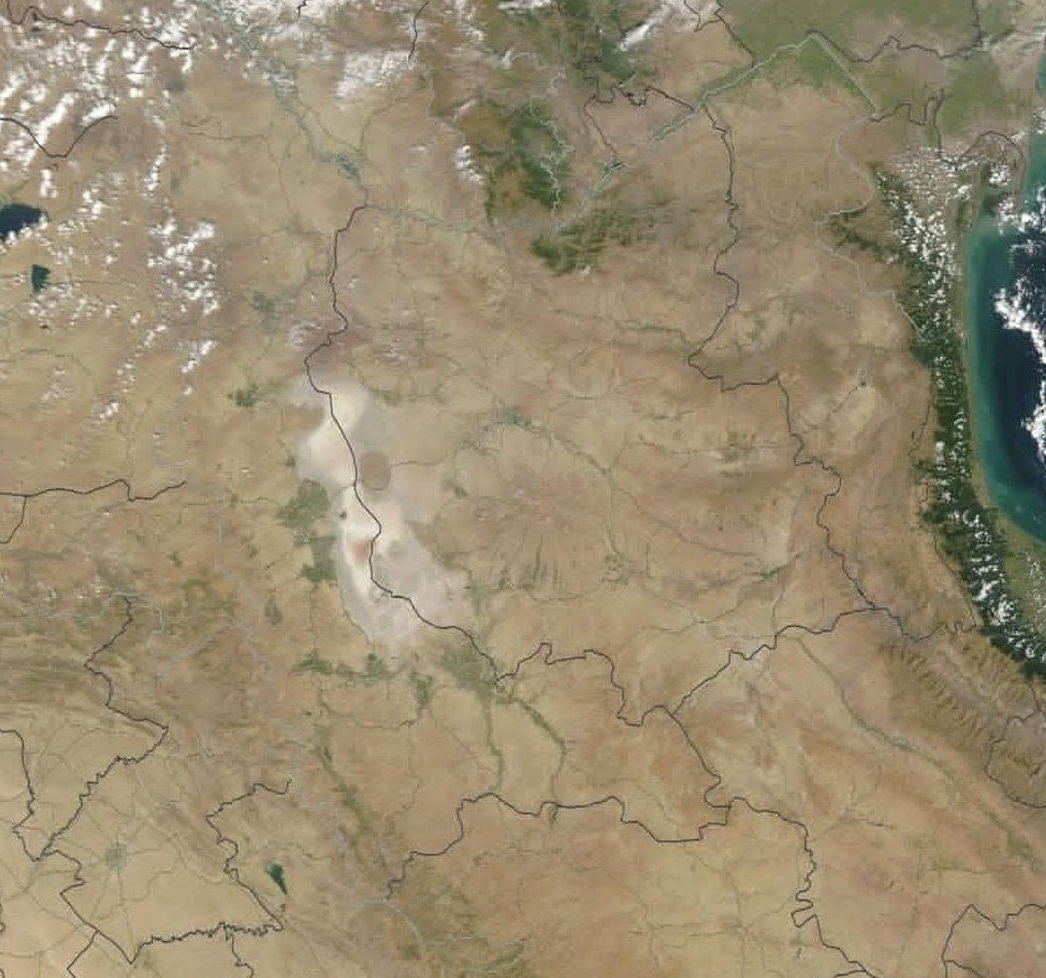 دریاچه ارومیه درتصاویر ناسا محو شد.
نمایی از فاجعه‌ای که ده‌ها  تصمیم‌گیر،مدیر و پیمانکار در طول سالها ساختند که هر کدام باید در برابر #دادگاه پاسخگو باشند،چون فاجعه‌ِ گسترده اجتماعی،اقتصادی،محیط زیستی در منطقه ایجاد کردند،
اما اینجا فقط یک خبر منتشر می‌شود و تمام! #دریاچه_ارومیه