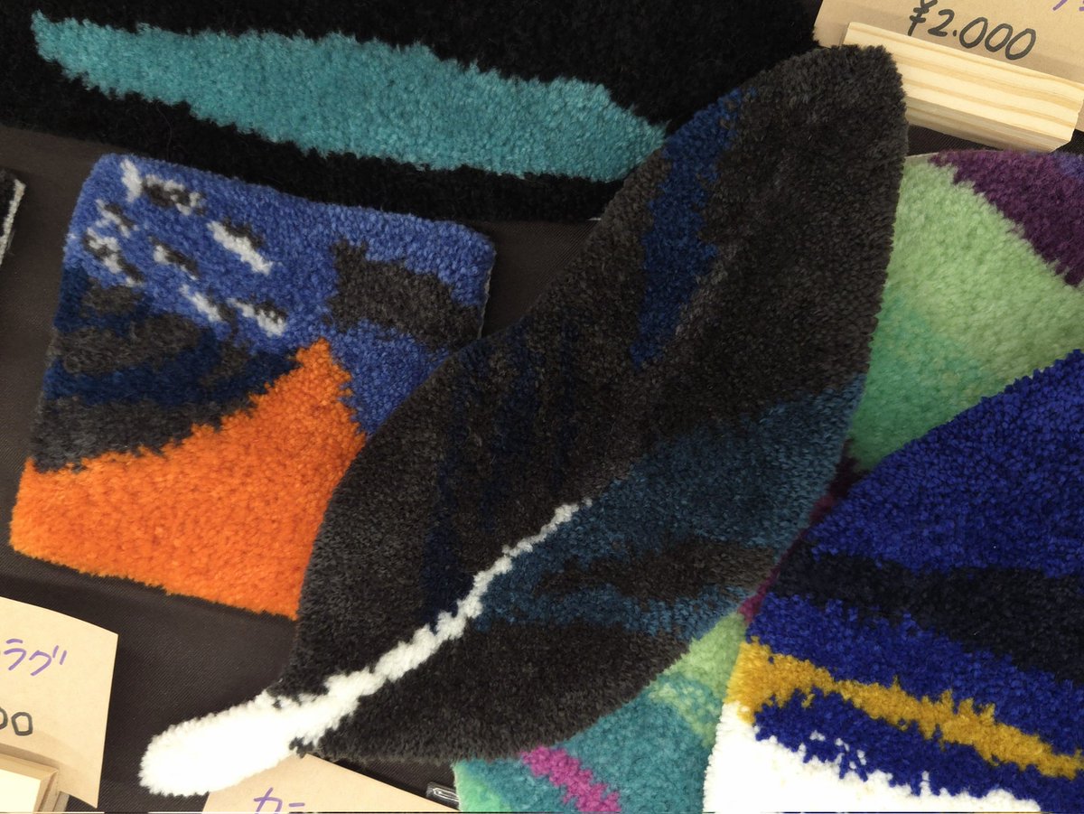 #東京ハンドメイドマルシェ
無事終了しました！
見ていただいた方、お迎えいただいた方、ありがとうございました🙇‍♀
直前に仕上げたカラスの羽ミニラグを途中から出したのですが、好評で嬉しかったです。ありがたいことに終盤飛び立って行きました🐦‍⬛
またイベントに出られるよう、制作がんばります！