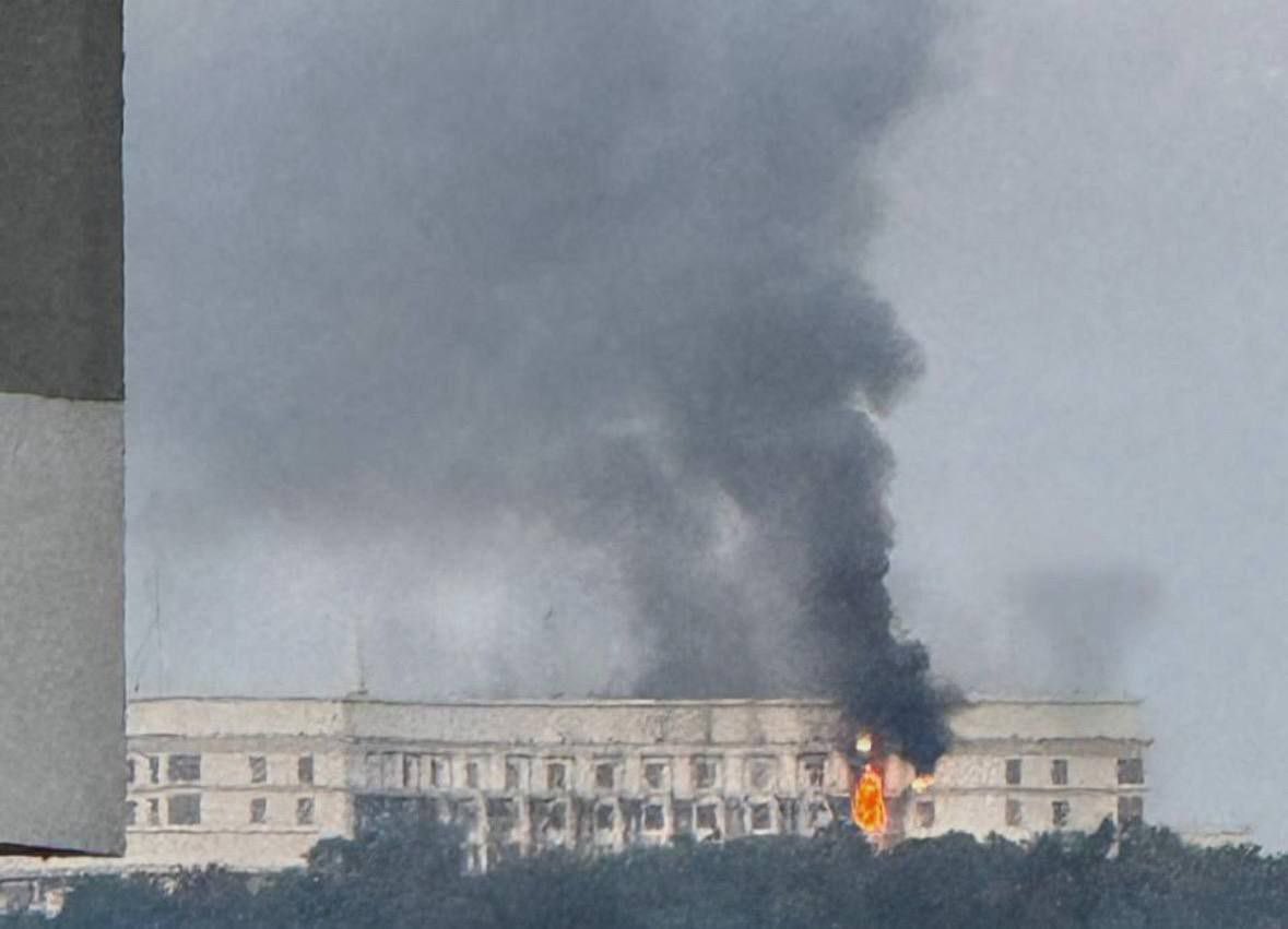 pidlasa's tweet photo. At least 2 people were killed in last night’s Russian drone attack on Kyiv. A government building is on fire. Moscow’s actions show one thing clearly: Russia has no interest in peace #StopRussiaNow https://t.co/nS6FgxdCdF