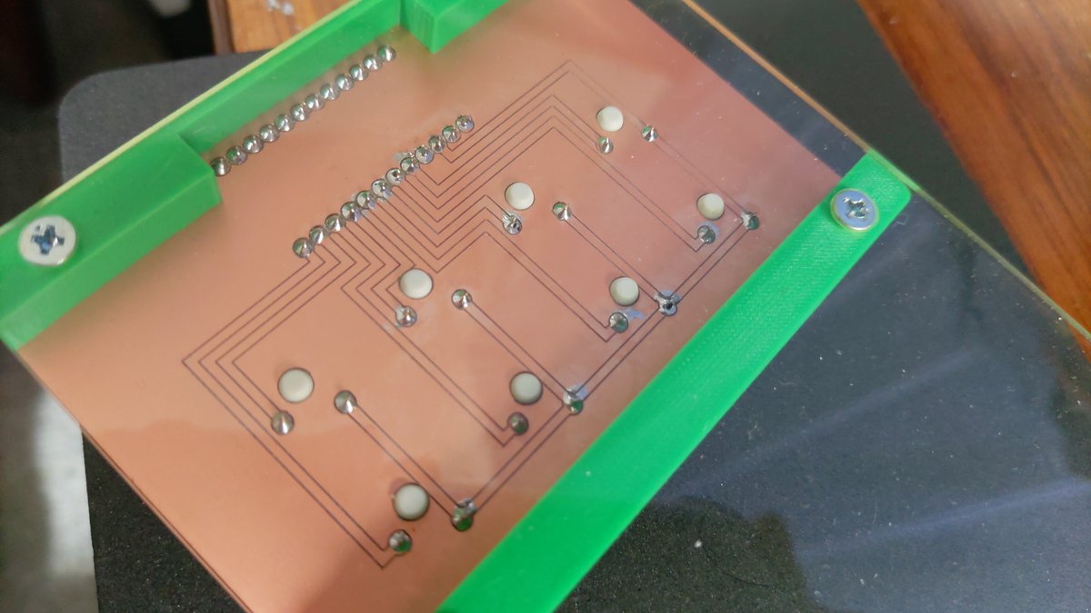 ワーカー専用キーボードを作ってみた
久しぶりに基板も黒いヤツ(でまだ通じるかな？)で削り出してみたよ
#Stormworks #Arduino #ORIGINALMIND