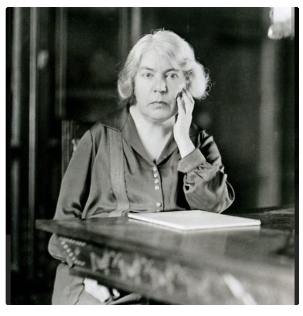 Vedete questa donna? Fu derisa, insultata, umiliata, criticata da tutti perché nata DONNA.

Si chiamava Grazia, Grazia Deledda. Era una ragazzina sarda, cresciuta tra i monti di Nuoro, in una terra dove alle bambine si insegnava a cucire, non a sognare. A nove anni dovette