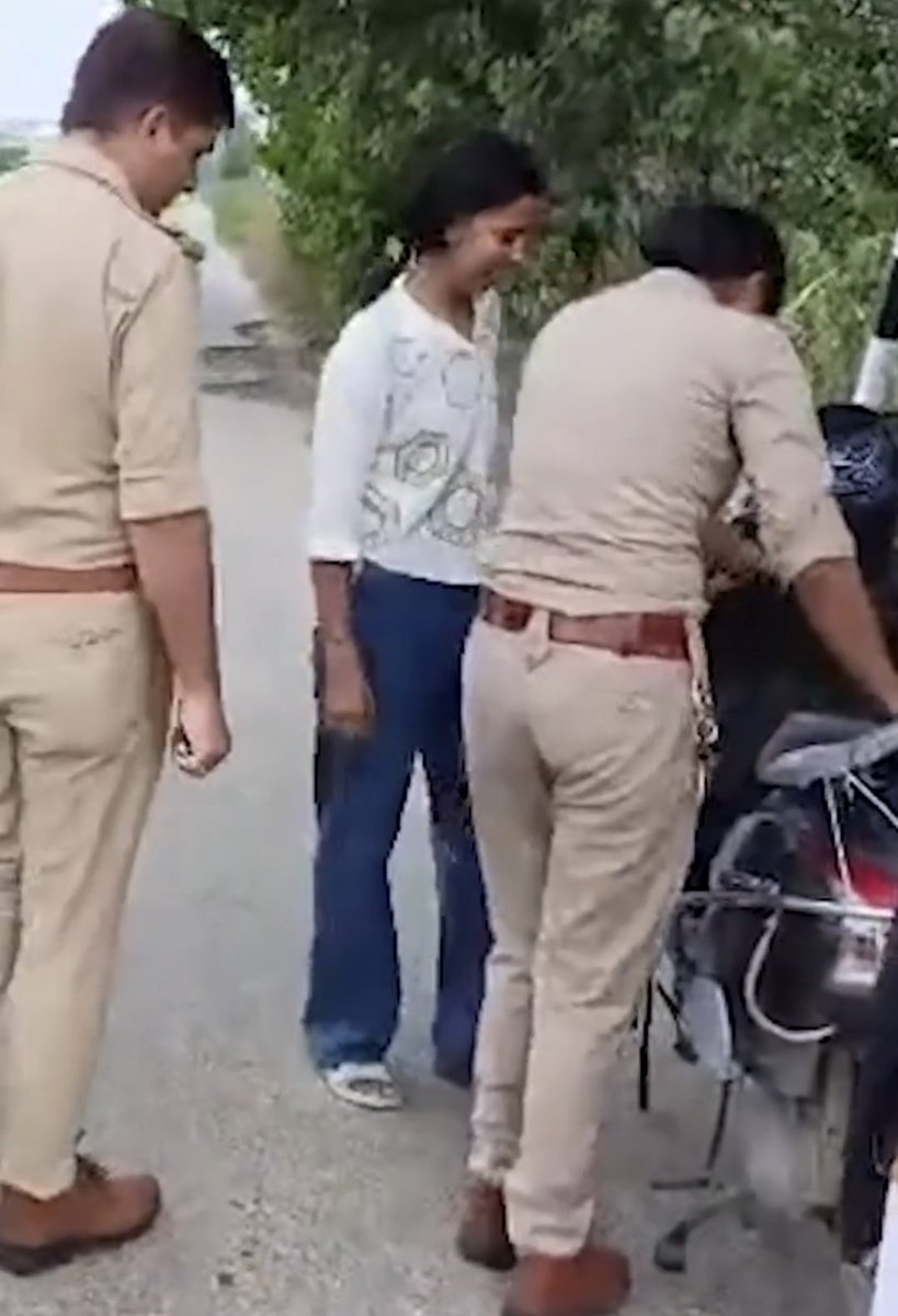 radhikayad_v's tweet photo. ❤️छू लेने वाली खबर

हापुड़ पुलिस का यह सराहनीय कदम दिखाता है कि वर्दी में इंसानियत जिंदा है

हापुड़ PET परीक्षा देने जा रही छात्राओं की स्कूटी रास्ते में खराब हो गई
सबसे पहले हापुड़ पुलिस ने छात्राओं को सुरक्षित परीक्षा केंद्र पहुंचाया और फिर स्कूटी बनवाकर उन तक पहुंचाई
#PETExam https://t.co/ApQyFm3U3Q