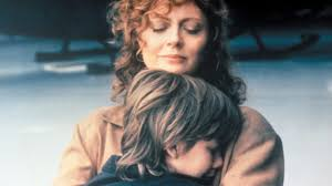 merlinpapin3's tweet photo. .@FredOL69007 #DéfiCinéClassique2025 Septembre (Enfants/Ados) Vu le FIlm #LeClient de Joel Schumacher (1994) avec Brad Renfro Susan Sarandon Tommy Lee Jones Davis Speck Marie Louise Parker Anthony LaPaglia Amy Hattaway Kim Coates

Le jeune Mark Sway est témoin du suicide d'un avocat véreux qui se confesse à lui avant de mourir. Mark est alors autant courtisé par la police que par les mafiosi. Il refuse de parler mais, conscient du danger qu'il court, il se décide cependant à engager une avocate, Reggie Love, qui accepte de le defendre pour un dollar symbolique.

Le Client (The Client, 1994) de Joel Schumacher est un thriller juridique et mafieux où l’humanité des personnages compte autant que la mécanique du suspense. L’histoire démarre dans la moiteur du Sud des États-Unis : Mark Sway, un gamin de 11 ans (le regretté Brad Renfro, incroyable de justesse dès son premier rôle), fume une cigarette avec son petit frère Ricky quand ils assistent au suicide d’un avocat véreux de la mafia. Mais avant de mourir, cet homme lui murmure un secret capital : l’emplacement du corps d’un sénateur assassiné, clé d’un procès majeur, enjeu explosif entre la mafia et le gouvernement fédéral.

À partir de cet instant, Mark n’est plus un enfant ordinaire : il devient la pièce la plus convoitée d’un échiquier dangereux. Le procureur Roy Foltrigg (Tommy Lee Jones), ambitieux, charismatique et obstiné, veut à tout prix arracher le secret pour faire tomber le crime organisé et briller politiquement. En face, la mafia entend faire taire le garçon avant qu’il ne parle. Entre les deux, Mark joue sa peau, sa liberté, et celle de sa famille. Conscient qu’il ne pourra pas s’en sortir seul, il se tourne vers une avocate civile, Reggie Love (Susan Sarandon), une femme blessée par la vie, séparée, sobre depuis peu, qui n’a pas pour habitude de défendre des enfants contre des tueurs. Mais Reggie a un cœur immense et un instinct de protection féroce. Leur rencontre change tout.

Le cœur du film repose sur cette relation improbable entre un enfant effronté, malin, souvent effrayé mais courageux, et une femme qui retrouve à travers lui un sens à son métier et à sa vie. Susan Sarandon est parfaite : fragile et combative, drôle parfois, toujours profondément humaine. Tommy Lee Jones, dans un rôle plus ambigu que d’ordinaire, n’est pas un méchant caricatural : il veut la vérité, mais son ego et sa carrière biaisent sa sincérité. Quant à Brad Renfro, il est tout simplement bouleversant. Jamais il ne surjoue la peur ni la rébellion. Son Mark est un gamin du peuple, vif, débrouillard, obstiné, terrifié mais digne — un héros malgré lui qui se bat avec l’acharnement d’un adulte pour protéger son frère traumatisé et sa mère dépassée.

Joel Schumacher, souvent inégal, signe ici une mise en scène nerveuse, efficace, sans effets tape-à-l’œil. Le suspense repose moins sur les fusillades que sur les échanges, les menaces voilées, les pressions légales et illégales qui s’entrecroisent. Le scénario, fidèle à l’esprit du roman de John Grisham (que j’ai eu la chance de rencontrer), sait équilibrer le drame intime, le thriller juridique et la menace mafieuse. Le film n’est pas qu’une course contre la montre : c’est aussi l’histoire d’un enfant qui perd brutalement son innocence et d’une femme qui retrouve sa vocation dans le combat pour la justice.

Le rythme ne faiblit jamais : chaque scène pousse Mark dans un coin plus étroit, chaque décision l’expose davantage, jusqu’à ce plan final où, libéré de son secret, il peut enfin respirer. Mais le spectateur, lui, reste marqué par ce voyage à la fois haletant et profondément humain. On y retrouve le meilleur du cinéma hollywoodien des années 90 : des acteurs en état de grâce, une tension morale palpable, un scénario solide, une réalisation fluide qui respecte ses personnages.

Le Client n’est pas seulement un thriller juridique brillant : c’est aussi une ode à la résilience, au courage des faibles face aux puissants, et au lien protecteur entre deux êtres cabossés que le destin a mis sur la même route. Ce mélange de suspense, de tendresse et de critique sociale en fait, trente ans plus tard, un film qui n’a pas pris une ride.