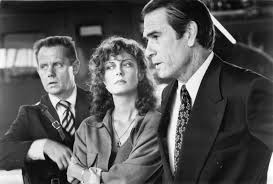 merlinpapin3's tweet photo. .@FredOL69007 #DéfiCinéClassique2025 Septembre (Enfants/Ados) Vu le FIlm #LeClient de Joel Schumacher (1994) avec Brad Renfro Susan Sarandon Tommy Lee Jones Davis Speck Marie Louise Parker Anthony LaPaglia Amy Hattaway Kim Coates

Le jeune Mark Sway est témoin du suicide d'un avocat véreux qui se confesse à lui avant de mourir. Mark est alors autant courtisé par la police que par les mafiosi. Il refuse de parler mais, conscient du danger qu'il court, il se décide cependant à engager une avocate, Reggie Love, qui accepte de le defendre pour un dollar symbolique.

Le Client (The Client, 1994) de Joel Schumacher est un thriller juridique et mafieux où l’humanité des personnages compte autant que la mécanique du suspense. L’histoire démarre dans la moiteur du Sud des États-Unis : Mark Sway, un gamin de 11 ans (le regretté Brad Renfro, incroyable de justesse dès son premier rôle), fume une cigarette avec son petit frère Ricky quand ils assistent au suicide d’un avocat véreux de la mafia. Mais avant de mourir, cet homme lui murmure un secret capital : l’emplacement du corps d’un sénateur assassiné, clé d’un procès majeur, enjeu explosif entre la mafia et le gouvernement fédéral.

À partir de cet instant, Mark n’est plus un enfant ordinaire : il devient la pièce la plus convoitée d’un échiquier dangereux. Le procureur Roy Foltrigg (Tommy Lee Jones), ambitieux, charismatique et obstiné, veut à tout prix arracher le secret pour faire tomber le crime organisé et briller politiquement. En face, la mafia entend faire taire le garçon avant qu’il ne parle. Entre les deux, Mark joue sa peau, sa liberté, et celle de sa famille. Conscient qu’il ne pourra pas s’en sortir seul, il se tourne vers une avocate civile, Reggie Love (Susan Sarandon), une femme blessée par la vie, séparée, sobre depuis peu, qui n’a pas pour habitude de défendre des enfants contre des tueurs. Mais Reggie a un cœur immense et un instinct de protection féroce. Leur rencontre change tout.

Le cœur du film repose sur cette relation improbable entre un enfant effronté, malin, souvent effrayé mais courageux, et une femme qui retrouve à travers lui un sens à son métier et à sa vie. Susan Sarandon est parfaite : fragile et combative, drôle parfois, toujours profondément humaine. Tommy Lee Jones, dans un rôle plus ambigu que d’ordinaire, n’est pas un méchant caricatural : il veut la vérité, mais son ego et sa carrière biaisent sa sincérité. Quant à Brad Renfro, il est tout simplement bouleversant. Jamais il ne surjoue la peur ni la rébellion. Son Mark est un gamin du peuple, vif, débrouillard, obstiné, terrifié mais digne — un héros malgré lui qui se bat avec l’acharnement d’un adulte pour protéger son frère traumatisé et sa mère dépassée.

Joel Schumacher, souvent inégal, signe ici une mise en scène nerveuse, efficace, sans effets tape-à-l’œil. Le suspense repose moins sur les fusillades que sur les échanges, les menaces voilées, les pressions légales et illégales qui s’entrecroisent. Le scénario, fidèle à l’esprit du roman de John Grisham (que j’ai eu la chance de rencontrer), sait équilibrer le drame intime, le thriller juridique et la menace mafieuse. Le film n’est pas qu’une course contre la montre : c’est aussi l’histoire d’un enfant qui perd brutalement son innocence et d’une femme qui retrouve sa vocation dans le combat pour la justice.

Le rythme ne faiblit jamais : chaque scène pousse Mark dans un coin plus étroit, chaque décision l’expose davantage, jusqu’à ce plan final où, libéré de son secret, il peut enfin respirer. Mais le spectateur, lui, reste marqué par ce voyage à la fois haletant et profondément humain. On y retrouve le meilleur du cinéma hollywoodien des années 90 : des acteurs en état de grâce, une tension morale palpable, un scénario solide, une réalisation fluide qui respecte ses personnages.

Le Client n’est pas seulement un thriller juridique brillant : c’est aussi une ode à la résilience, au courage des faibles face aux puissants, et au lien protecteur entre deux êtres cabossés que le destin a mis sur la même route. Ce mélange de suspense, de tendresse et de critique sociale en fait, trente ans plus tard, un film qui n’a pas pris une ride.