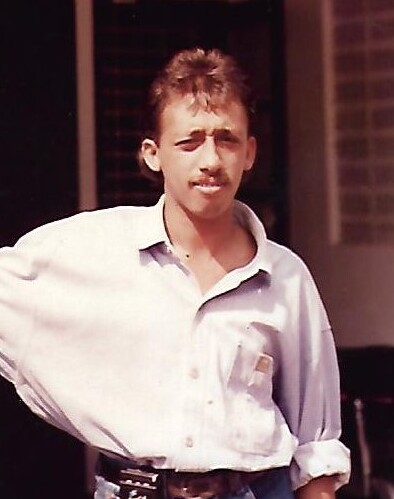 historia_id's tweet photo. Arsenik Sebagai Racun dan Obat

Hari ini dalam sejarah, 7 September 2004, Munir Said Thalib, aktivis HAM serta pendiri KontraS dan Imparsial, tewas di angkasa Eropa. Ia meninggal diracun dengan arsenik saat dalam perjalanan menuju Belanda.

Pollycarpus Budihari Priyanto, pilot Garuda yang sedang cuti, dihukum 14 tahun penjara karena terbukti membunuh Munir. Hakim menyatakan Pollycarpus menaruh arsenik dalam makanan Munir karena ingin membungkam pengkritik pemerintah tersebut. Pollycarpus bebas tahun 2018.

Mayjen TNI (Purn.) Muchdi Purwoprandjono, mantan Danjen Kopassus dan wakil ketua BIN, ditangkap dan diadili karena diduga sebagai otak pembunuhan Munir. Namun, Muchdi divonis bebas oleh pengadilan. Muchdi kemudian bergabung dengan Partai Gerindra, PPP, dan kini ketua umum Partai Berkarya yang sebelumnya dipimpin Hutomo Mandala Putra atau Tommy Soeharto.

Sepanjang sejarah, arsenik telah banyak digunakan untuk menyingkirkan orang lain. Arsenik digunakan sebagai racun karena sifatnya tak berbau dan tak berasa. Selain itu, keracunan arsenik sulit dideteksi karena gejalanya mirip keracunan makanan. Mereka yang terpapar racun ini akan mengalami diare parah, muntah, kelumpuhan, hingga kematian.

Di samping sebagai racun, arsenik juga pernah digunakan oleh Amerika Serikat sebagai senjata kimia. Selain itu, sejak zaman kuno arsenik dimanfaatkan sebagai obat untuk mengobati berbagai penyakit.*

Baca artikel selengkapnya https://t.co/wFVQ94Lqjv

📷Munir Said Thalib di LBH, 1990-an. (Wikimedia Commons).