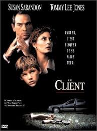 merlinpapin3's tweet photo. .@FredOL69007 #DéfiCinéClassique2025 Septembre (Enfants/Ados) Vu le FIlm #LeClient de Joel Schumacher (1994) avec Brad Renfro Susan Sarandon Tommy Lee Jones Davis Speck Marie Louise Parker Anthony LaPaglia Amy Hattaway Kim Coates

Le jeune Mark Sway est témoin du suicide d'un avocat véreux qui se confesse à lui avant de mourir. Mark est alors autant courtisé par la police que par les mafiosi. Il refuse de parler mais, conscient du danger qu'il court, il se décide cependant à engager une avocate, Reggie Love, qui accepte de le defendre pour un dollar symbolique.

Le Client (The Client, 1994) de Joel Schumacher est un thriller juridique et mafieux où l’humanité des personnages compte autant que la mécanique du suspense. L’histoire démarre dans la moiteur du Sud des États-Unis : Mark Sway, un gamin de 11 ans (le regretté Brad Renfro, incroyable de justesse dès son premier rôle), fume une cigarette avec son petit frère Ricky quand ils assistent au suicide d’un avocat véreux de la mafia. Mais avant de mourir, cet homme lui murmure un secret capital : l’emplacement du corps d’un sénateur assassiné, clé d’un procès majeur, enjeu explosif entre la mafia et le gouvernement fédéral.

À partir de cet instant, Mark n’est plus un enfant ordinaire : il devient la pièce la plus convoitée d’un échiquier dangereux. Le procureur Roy Foltrigg (Tommy Lee Jones), ambitieux, charismatique et obstiné, veut à tout prix arracher le secret pour faire tomber le crime organisé et briller politiquement. En face, la mafia entend faire taire le garçon avant qu’il ne parle. Entre les deux, Mark joue sa peau, sa liberté, et celle de sa famille. Conscient qu’il ne pourra pas s’en sortir seul, il se tourne vers une avocate civile, Reggie Love (Susan Sarandon), une femme blessée par la vie, séparée, sobre depuis peu, qui n’a pas pour habitude de défendre des enfants contre des tueurs. Mais Reggie a un cœur immense et un instinct de protection féroce. Leur rencontre change tout.

Le cœur du film repose sur cette relation improbable entre un enfant effronté, malin, souvent effrayé mais courageux, et une femme qui retrouve à travers lui un sens à son métier et à sa vie. Susan Sarandon est parfaite : fragile et combative, drôle parfois, toujours profondément humaine. Tommy Lee Jones, dans un rôle plus ambigu que d’ordinaire, n’est pas un méchant caricatural : il veut la vérité, mais son ego et sa carrière biaisent sa sincérité. Quant à Brad Renfro, il est tout simplement bouleversant. Jamais il ne surjoue la peur ni la rébellion. Son Mark est un gamin du peuple, vif, débrouillard, obstiné, terrifié mais digne — un héros malgré lui qui se bat avec l’acharnement d’un adulte pour protéger son frère traumatisé et sa mère dépassée.

Joel Schumacher, souvent inégal, signe ici une mise en scène nerveuse, efficace, sans effets tape-à-l’œil. Le suspense repose moins sur les fusillades que sur les échanges, les menaces voilées, les pressions légales et illégales qui s’entrecroisent. Le scénario, fidèle à l’esprit du roman de John Grisham (que j’ai eu la chance de rencontrer), sait équilibrer le drame intime, le thriller juridique et la menace mafieuse. Le film n’est pas qu’une course contre la montre : c’est aussi l’histoire d’un enfant qui perd brutalement son innocence et d’une femme qui retrouve sa vocation dans le combat pour la justice.

Le rythme ne faiblit jamais : chaque scène pousse Mark dans un coin plus étroit, chaque décision l’expose davantage, jusqu’à ce plan final où, libéré de son secret, il peut enfin respirer. Mais le spectateur, lui, reste marqué par ce voyage à la fois haletant et profondément humain. On y retrouve le meilleur du cinéma hollywoodien des années 90 : des acteurs en état de grâce, une tension morale palpable, un scénario solide, une réalisation fluide qui respecte ses personnages.

Le Client n’est pas seulement un thriller juridique brillant : c’est aussi une ode à la résilience, au courage des faibles face aux puissants, et au lien protecteur entre deux êtres cabossés que le destin a mis sur la même route. Ce mélange de suspense, de tendresse et de critique sociale en fait, trente ans plus tard, un film qui n’a pas pris une ride.
