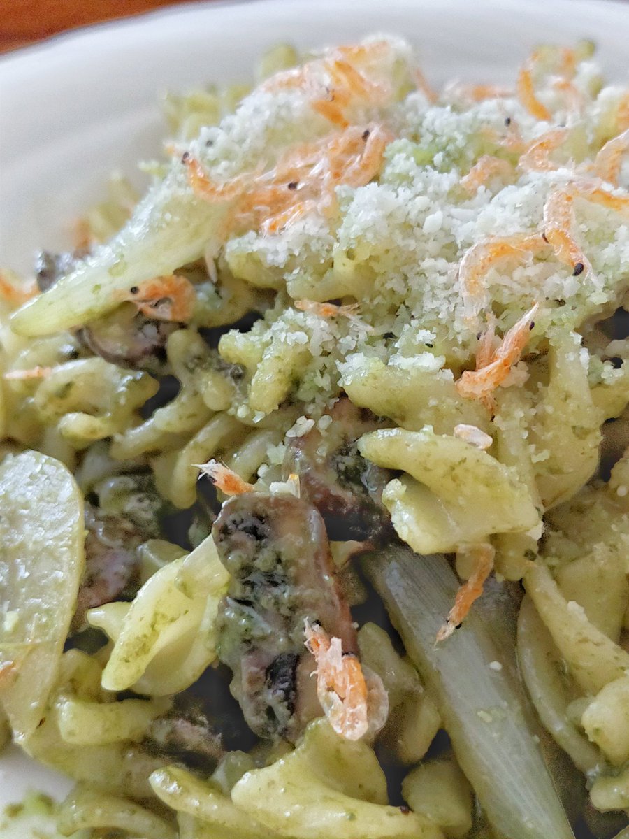 逃亡する猫 🍙【本物】 (@toubou_neko) on Twitter photo 朝に収穫したバジルをジェノベーゼソースにして、ショートパスタでお昼ご飯ニャ(*^^*)
マッシュルームと玉ねぎを加え、小エビもトッピング♪
#駅猫kitchen 朝に収穫したバジルをジェノベーゼソースにして、ショートパスタでお昼ご飯ニャ(*^^*)
マッシュルームと玉ねぎを加え、小エビもトッピング♪
#駅猫kitchen