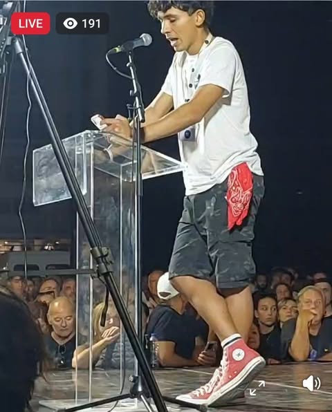 Αυτό το όμορφο παλικάρι είναι ο ΕΚΤΟΡΑΣ ο οποίος μαζι με μια Ομάδα άλλων παιδιών κρατούν ΑΝΑΜΜΕΝΑ  μερα- νύχτα τα 57 καντηλακια  στην Πλατεία Συντάγματος που είναι γραμμένα τα ονόματα των θυμάτων των Τεμπών .!!