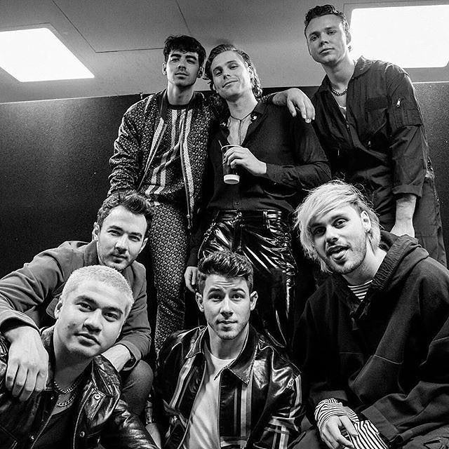 5SOSBrazil's tweet image. A HISTÓRIA SENDO FEITA! 

5SOS E JONAS BROTHERS SE APRESENTARAM JUNTOS. Vocês conseguem acreditar?