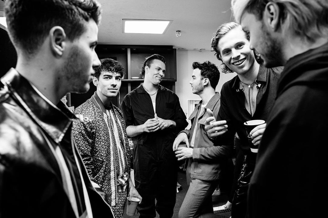 5SOSBrazil's tweet image. A HISTÓRIA SENDO FEITA! 

5SOS E JONAS BROTHERS SE APRESENTARAM JUNTOS. Vocês conseguem acreditar?