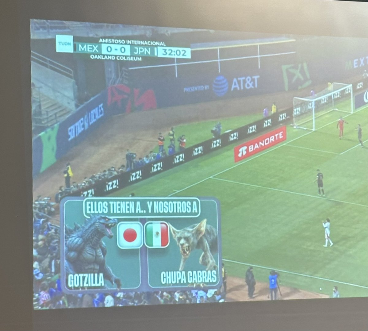 サッカー日本対メキシコ戦、メキシコのテレビで観たんだけど「彼ら（日本）にはゴジラがいる、我々にはチュパカブラがいる」って画像が出て、メキシコ人大盛り上がり。 #tacosvssushi