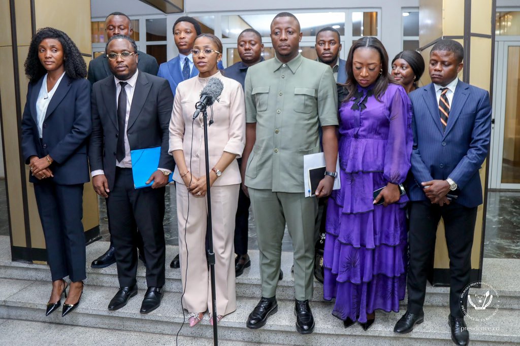 Ce samedi soir à la Cité de l’Union africaine, le Président de la République Félix Tshisekedi a accordé une audience à la ministre de la Jeunesse Grâce Emie Kutino, venue lui présenter la nouvelle équipe dirigeante du Conseil national de la Jeunesse (CNJ) et l’Ambassadeur de la