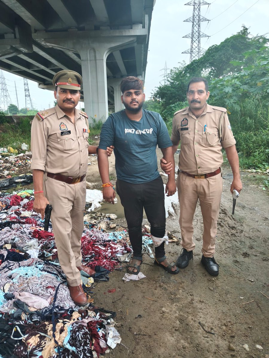 #गाजियाबाद थाना कौशाम्बी  चौकी इंचार्ज भुवन चन्द्र शर्मा एवं अधीनस्थ पुलिस टीम द्वारा मुठभेड़ के दौरान लूट/स्नैचिंग करने वाले 3 अभियुक्त गिरफ्तार, कब्जे से 1 तमंचा,1 जिन्दा कारतूस 1 खोखा कारतूस 315 बोर, घटना में प्रयुक्त 1 चाकू,1 कार व 2,130/-रु0 बरामद
<a href="/Uppolice/">UP POLICE</a> <a href="/ghaziabadpolice/">POLICE COMMISSIONERATE GHAZIABAD</a>