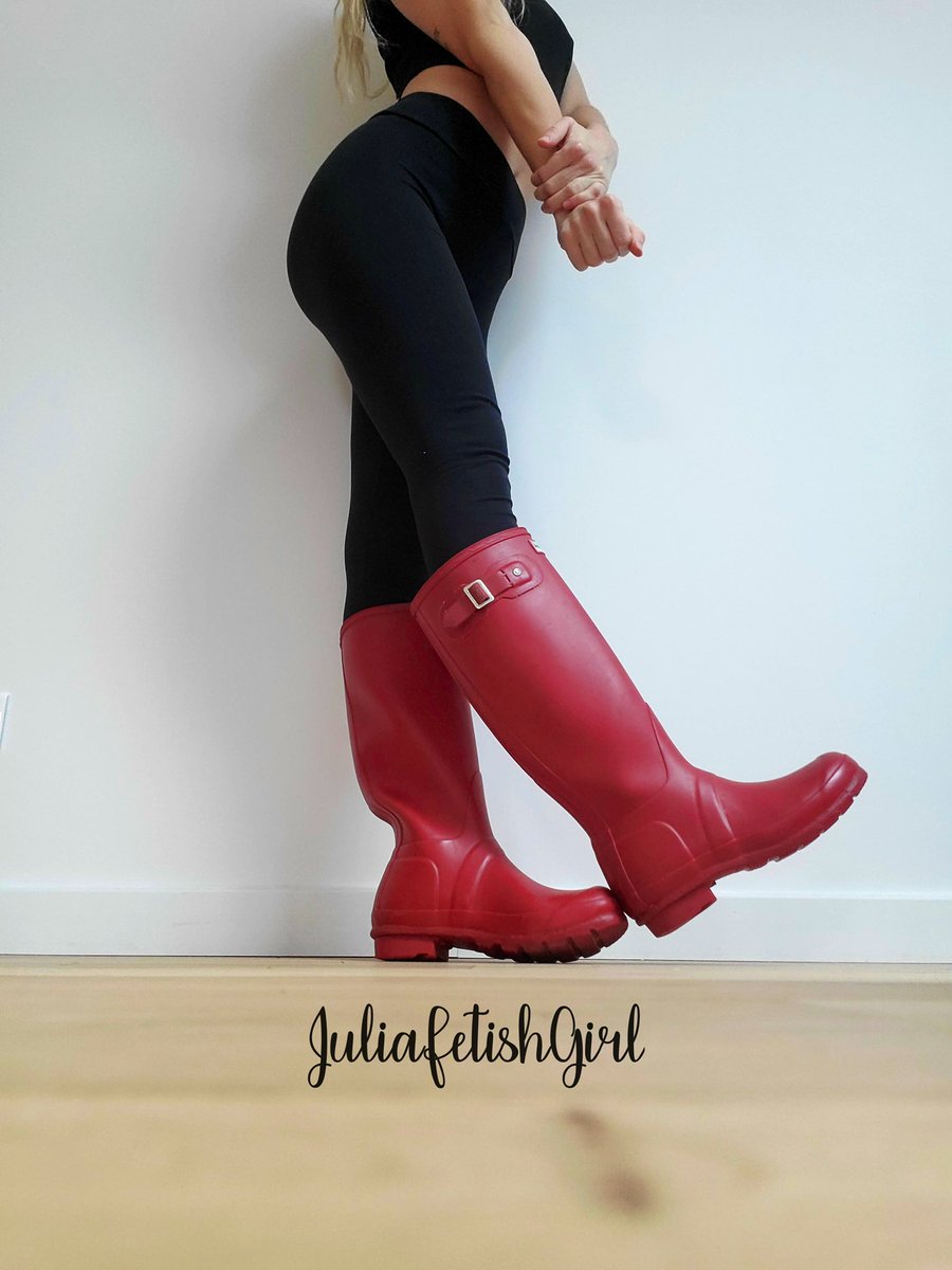 You’re on the floor begging for my Hunter boots 😘