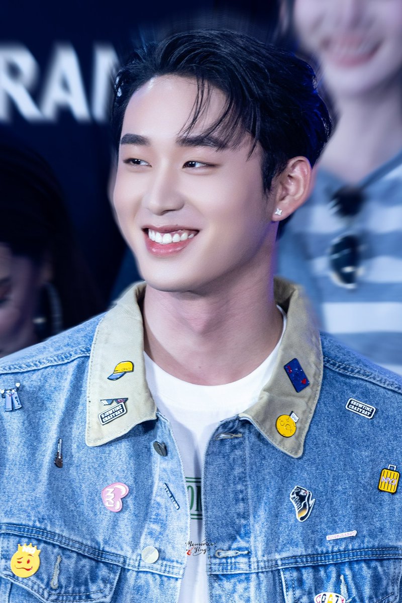 อยู่ดีๆ ก็ได้เป็นของดีฉะเชิงเทรา มันก็เขินๆ หน่อย😊😊

EST SUPHA X NIYOMJEANS

#RobinsonSuperJeansWeekXEST
#est_rvp <a href="/EstRvp/">est_rvp</a>