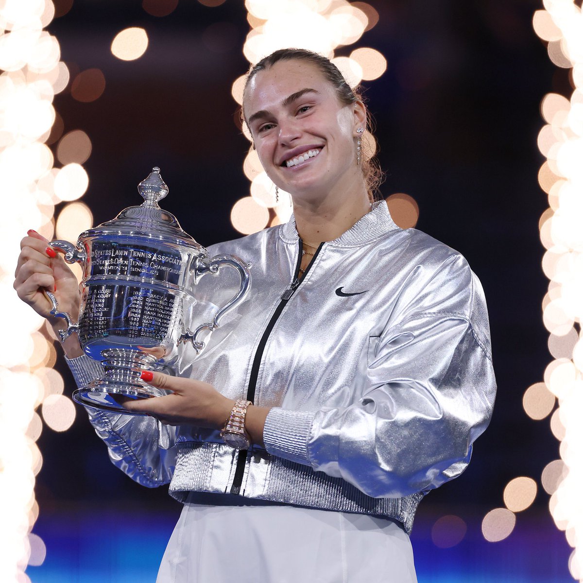 KortDergisi's tweet photo. Son şampiyon ve dünya 1 numarası Aryna Sabalenka, finalde Amanda Anisimova'yı 6-3, 7-6 ile mağlup ederek;

#UsOpen'da 2,
Toplamda 4. Grand Slam şampiyonluğuna ulaştı.

#Sabalenka, slam'lerin tamamını sert kortlarda kazandı. (2 X Aus Open) https://t.co/iMuyZMSIA2