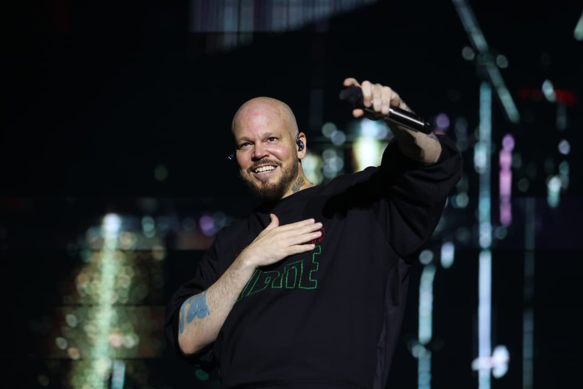 CulturaCiudadMx's tweet photo. 🔥 @Residente hizo historia en el Zócalo de la Ciudad de México al reunir a más de 180 mil personas en un concierto cargado de energía, mensajes sociales y orgullo latinoamericano.

El rapero puertorriqueño recorrió lo mejor de su repertorio con temas como “Atrévete te te”, “Baile de los pobres”, “René” y “Latinoamérica” —esta última interpretada junto a @silvanaestradab, en un momento de hermandad que estremeció a la multitud.

La noche comenzó con la fuerza de Mujer en Cypher: @AriannaPuello, @ximbomb, #NiñaDioz, @PraniaEsponda, #Azuky y #Mena, quienes con barras, freestyle y beats demostraron que el hip hop femenino tiene un lugar central en la escena.

🌆 Entre luces tricolor, miles de voces y un ambiente festivo, el Zócalo capitalino se transformó en un espacio de arte, resistencia y celebración, reafirmando que la cultura y la música son derechos que se viven de manera colectiva.

¡Gracias a todas y todos los que se dieron cita en el corazón de la #CapitalDeLaTranformación

@GobCDMX | @GFestivalesCDMX
