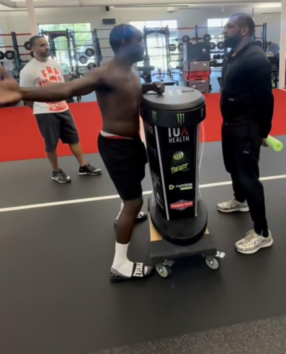 🥊 CRAWFORD UPDATE

A viral photo of Terence Crawford appearing out of shape has sparked concern just a week before his fight with Canelo Álvarez.

We’ve confirmed the photo was taken in June at the UFC PI in Vegas, where Crawford crossed paths with Ilia Topuria.