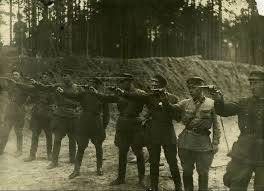 Өвөөг нь буудаж алаад, эмээг нь хүчиндээд, аавыг нь шоронд хийгээд хөрөнгийг нь хураагаад гэрээс нь хөөгөөд гаргахад өнчин хоцорсон хүүхэд нь алуурчнаа орос ах орос ах гэдэг үндэстнийг монгол гэнэ.