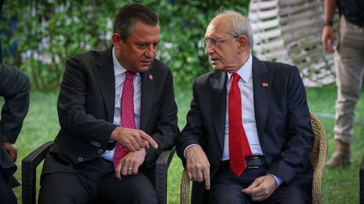 Barış çubuğu zamanı! 

Özgür Özel, Kemal Kılıçdaroğlu ile 3 gün önceki görüşmesini anlattı:

“Kemal Bey, İstanbul kayyumuna randevu vermedi. Kendisinin kayyumluğu kabul etmesine ihtimal vermem. 

Ben Kemal Bey’i geçtiğimiz günlerde aradım. Partimizin kuruluş haftası etkinliğine