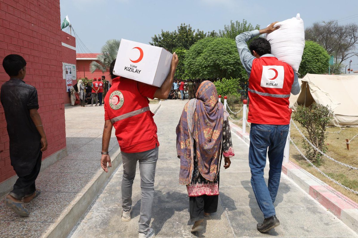 The PRCS with the support of the Turkish Red Crescent (TRC), continued its Humanitarian services for flood-affected families in District Jhang, Punjab. Food packages were distributed to help families meet their essential needs.

#PRCS #TRC #Punjab #Jhang #FloodResponse