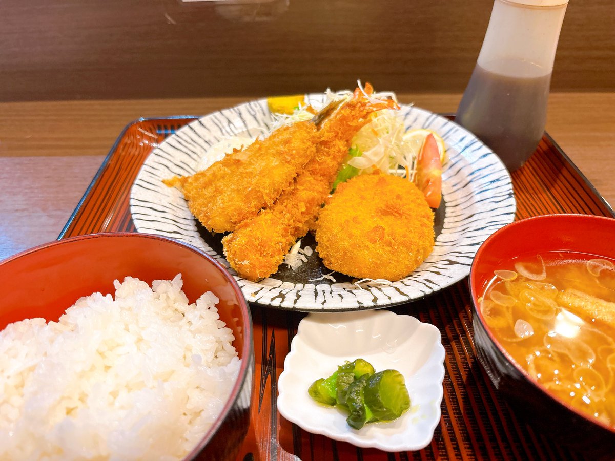 Slike2024's tweet photo. ロスコ

一週間お疲れ様という事でロスコへ

いつものフライ2種を頼んだのですが、あれ..？コロッケついてる！
確認したら、お店側が間違えてしまってたらしく🙇‍♀️美味しく頂きました🙆✨

サウナは20時頃のINだったため2セットしました✊🏻

昨日のお昼は大戸屋さんでランチ🍙
このフライも美味しすぎる！ https://t.co/25mYhleJR3