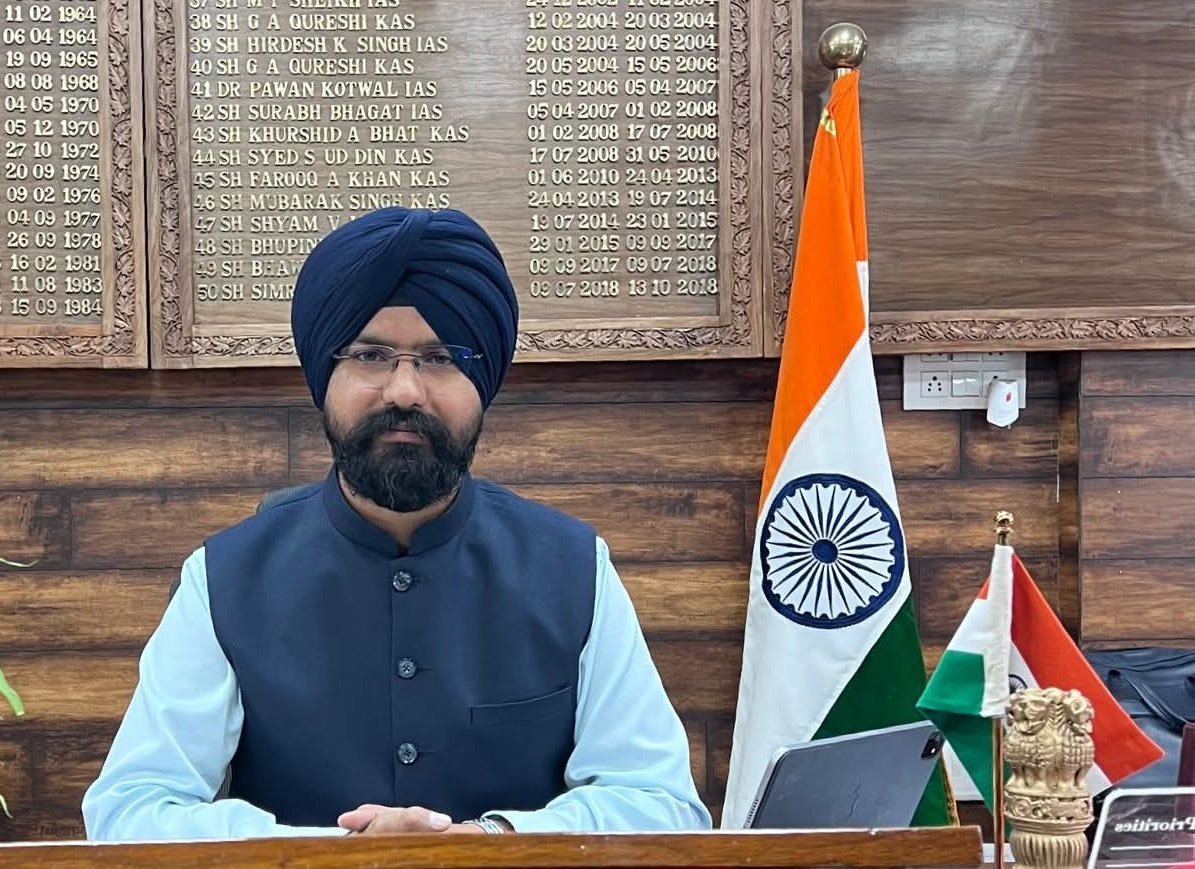 Shan_G_S's tweet photo. Mr Harvinder Singh, IAS, has served citizens with a sense of purpose and elan. A #YouthIcon,  an #administrator and a #leader with impeccable credentials. #NEXAS 
 strongly condemns use of derogatory language against DC Doda by a MLA.
@OfficeOfLGJandK 
@OmarAbdullah
@Divcomjammu https://t.co/a2fxSUkXVD