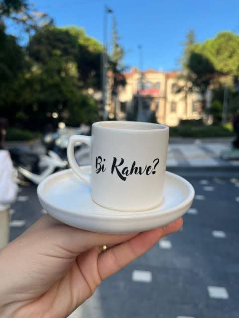 Bir çok kez,
Bir dokunuşun,
Bir gülümsemenin,
Bir kelimenin,
Dinleyen bir kulağın,
İçten söylenmiş güzel bir sözün...
Ya da;
Değer veɾen en ufak biɾ davranışın gücünü küçümseriz.
Oysa bunların hepsinin,
Hayatımızın güzelleşmesinde yeri var...

Hayırlı sabahlar 🙂 
Mutlu pazarlar