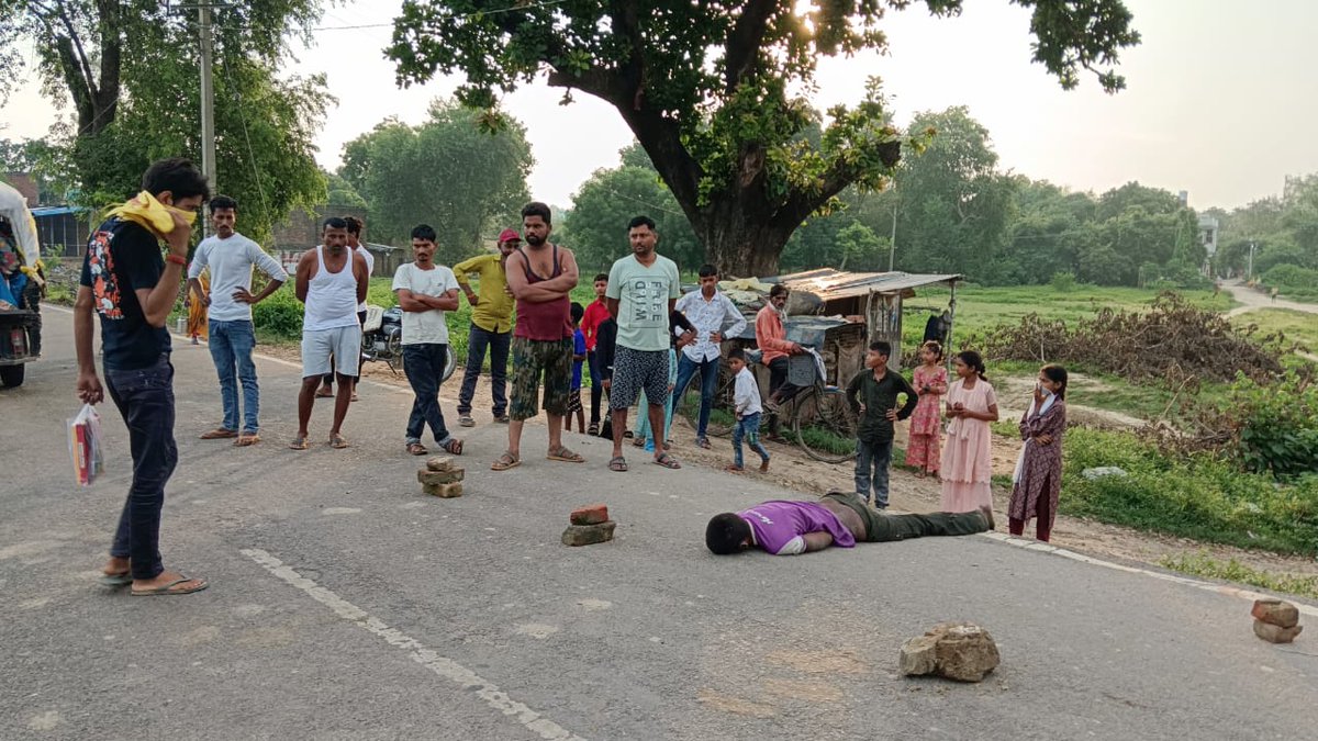 #रायबरेली-संदिग्ध परिस्थितियों में युवक का  मिला शव, सड़क किनारे 22 वर्षीय युवक का मिला शव,सड़क हादसे में मौत की जताई जा रहा आशंका, पुलिस शव को कब्जे लेकर जांच में जुटी, डीह थाना क्षेत्र के परशदेपुर के पास की घटना <a href="/Uppolice/">UP POLICE</a>
<a href="/raebarelipolice/">Raebareli Police</a>