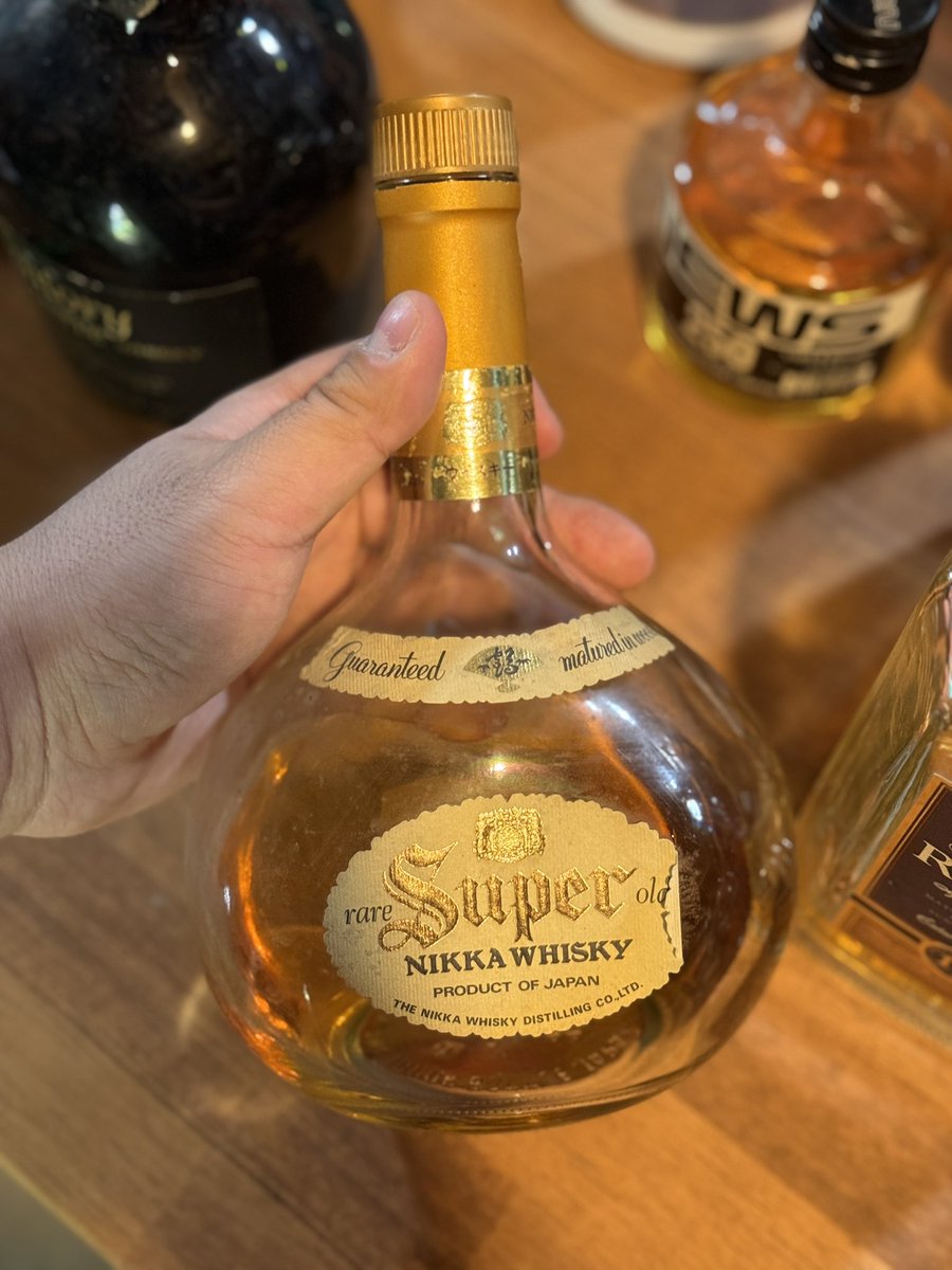 닛카 슈퍼 위스키 구형 — 미즈나라 뉘앙스가 꽤나 강하다.