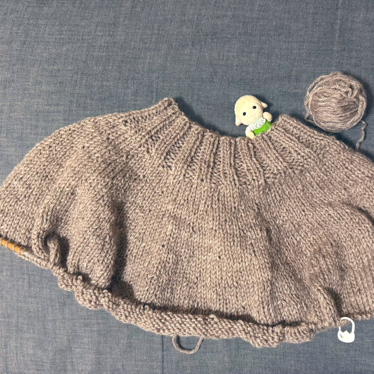 ヨーク部分まで編めたので、今から初めての袖分け