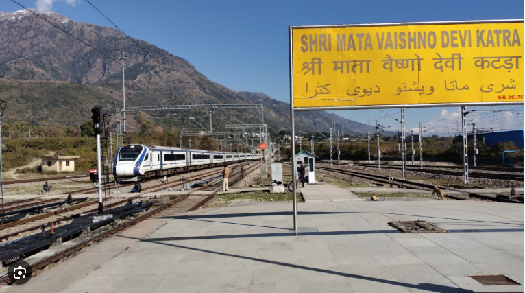 sansad_tv's tweet image. #NorthernRailway will run a pair of local passenger train services between Shri Mata Vaishno Devi Katra station and Sangaldan station for 5 days from tomorrow.   
This will aid the passengers stranded due to incessant rains &amp;amp; flash floods of Reasi and Ramban.   

@RailMinIndia