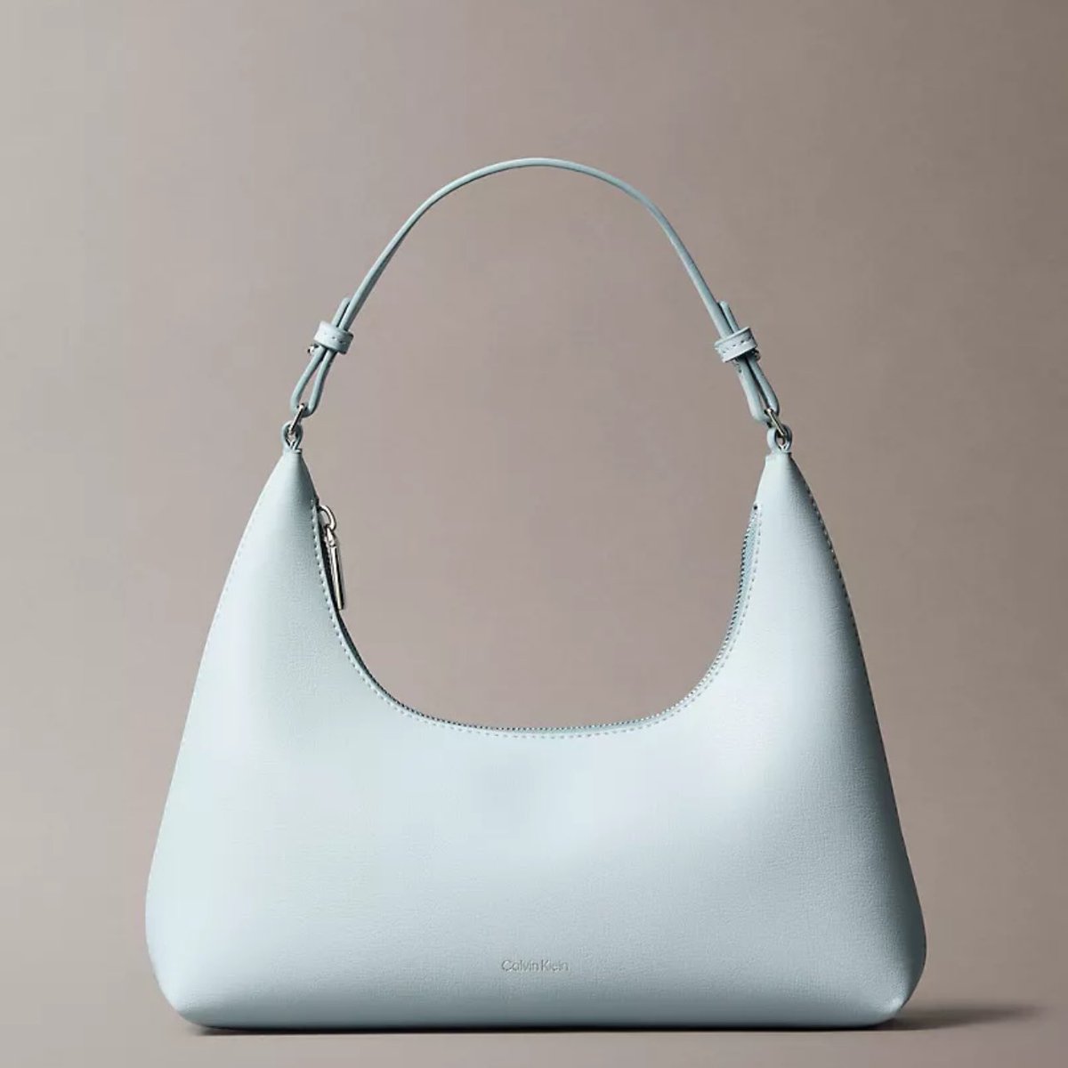 brandsofmia's tweet photo. Calvin klein 

شنطه 446 بعد الحصم 
غير شامل الشحن الدولي https://t.co/k5pyQAl7pn