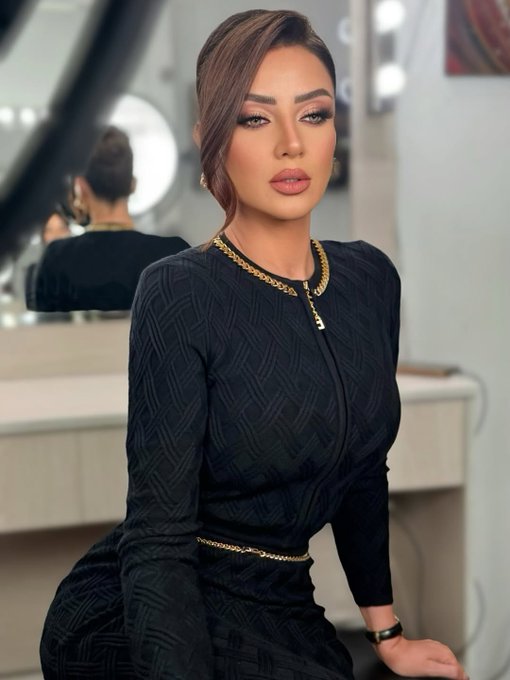 رضوى الشربيني بإطلالة أنثوية بالأسود والذهبي. في أحدث حلقات برنامجها "هي وبس"، حيث ارتدت الإعلامية رضوى الشربيني فستانًا أسود تزين بتفاصيل ذهبية عند الخصر والسحاب والرقبة، مع رسومات هندسية أضافت لمسة عصرية أنيقة.. مصدر الصور: radwaelsherbiny 