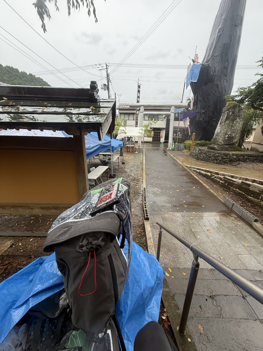 snavi_staff's tweet photo. 雨の中のセッティング辛い
とりあえずスタンバイ
あとは回線（電波）が安定してくれることを願う
#角館 #角館のおまつり #角館のお祭り https://t.co/s2HW6YGEzh