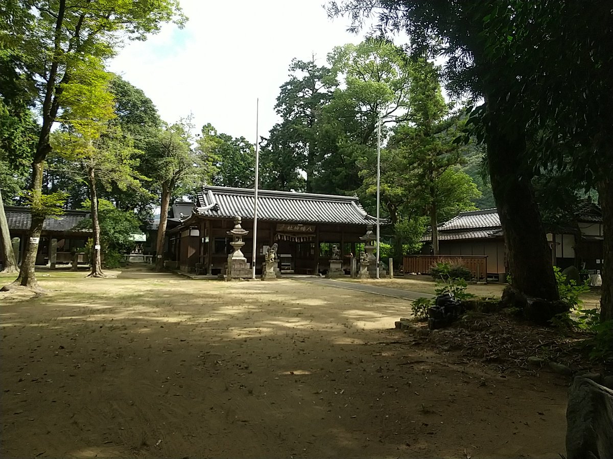 mossgreen7880's tweet photo. 久しぶりに朝活😆
新宮方面へ
まずはデッカイ鳥居の #新宮八幡神社 さんにお参り！
うっそうとして良い感じです😌
#gsxs125 #ツーリング https://t.co/WG4Y5z4McW