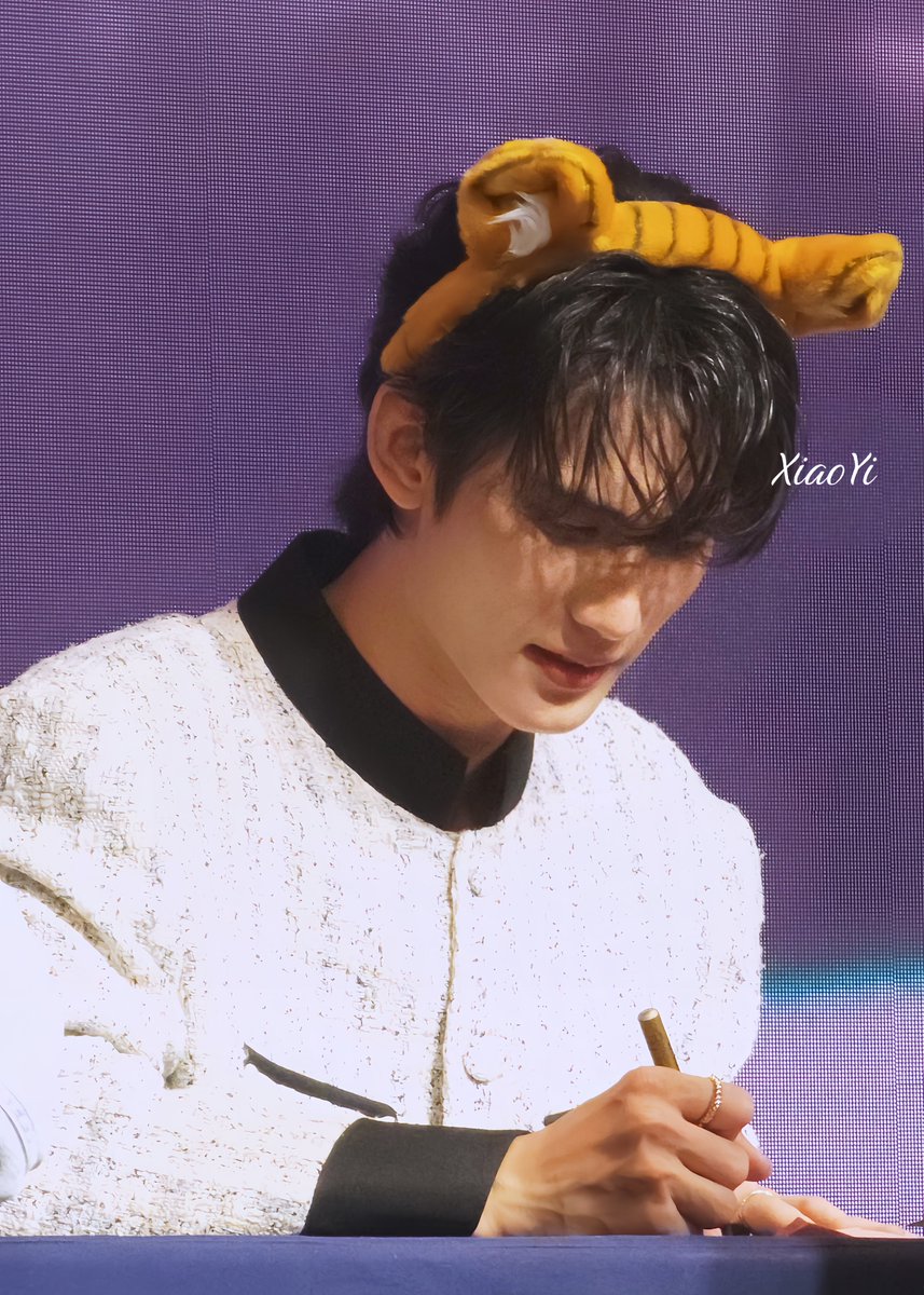 first_xiaoyi's tweet photo. “这是一次没有时差的见面🧡🧡🧡”
@firstfh5 
#XiaoYiinShanghai
#First_Chalongrat #รักแรกของเฟริสท์ https://t.co/HZp3OruPTV