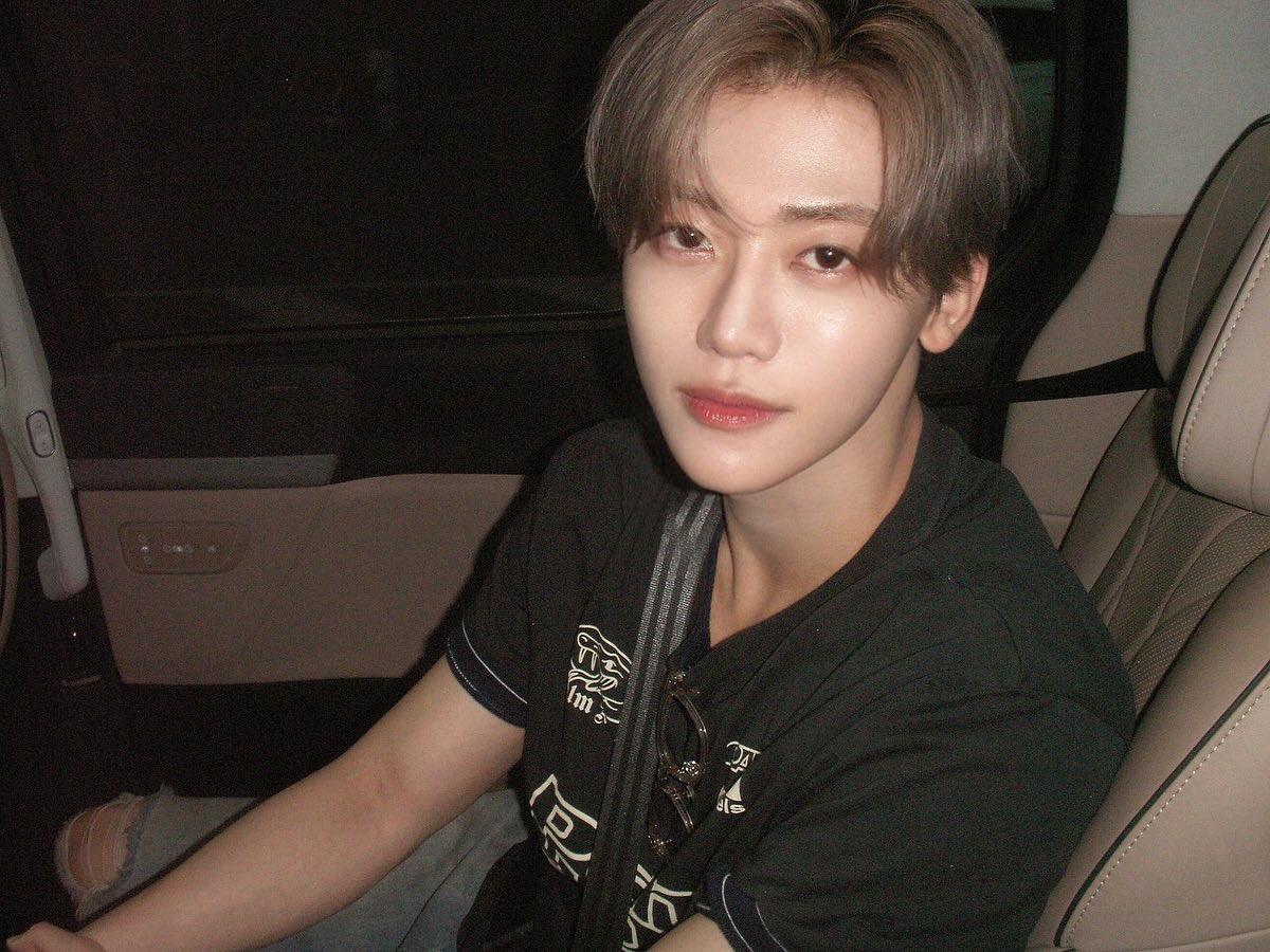 แจมินเซ็ตนี้ก็หล่อมากอีกแล้วอะ ขนาดนั่งเฉยๆบนรถ ( ˃̣̣̣̣o˂̣̣̣̣ )...♡ แต่เอ็นดู แอบเห็นแอพอดอยู่ในหูข้างนึง แจมินตัวจริงมากค่ะ 5555555555