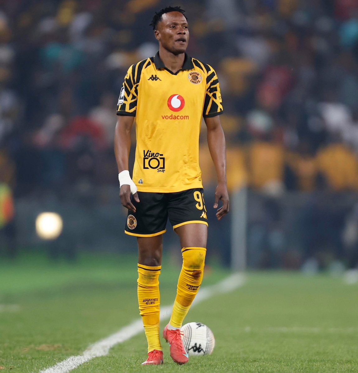 Constitution_94's tweet image. Why are Kaizer Chiefs players playing wearing hand / arm bands!?

99.9% of them.

🤔🤔