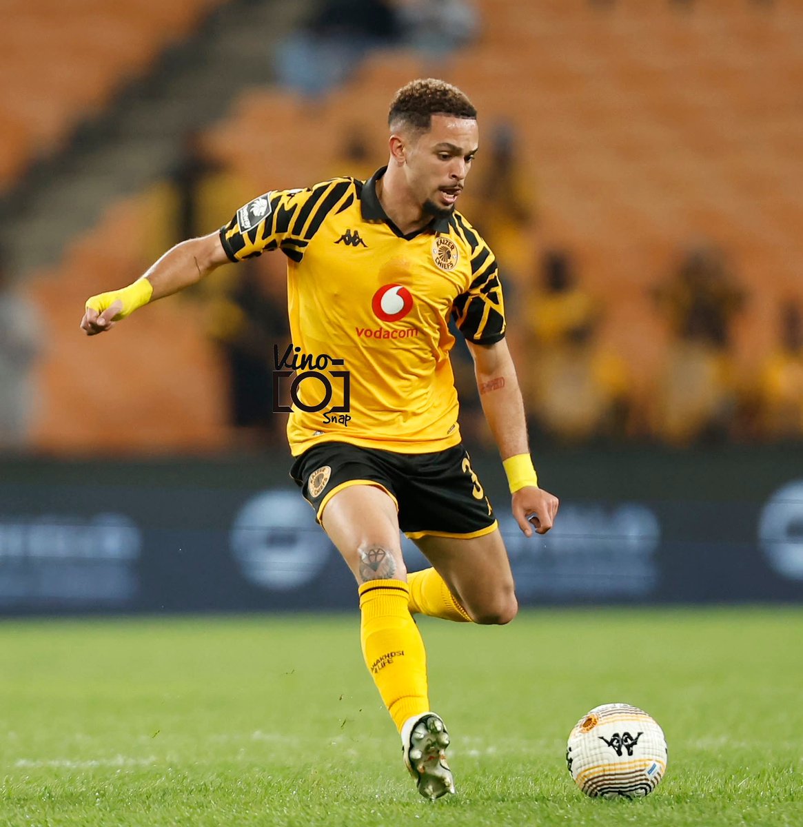 Constitution_94's tweet image. Why are Kaizer Chiefs players playing wearing hand / arm bands!?

99.9% of them.

🤔🤔