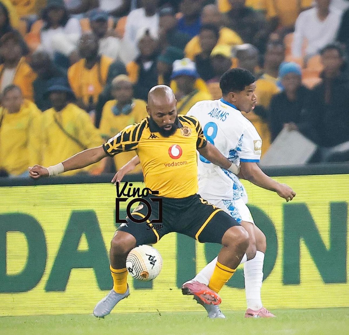 Constitution_94's tweet image. Why are Kaizer Chiefs players playing wearing hand / arm bands!?

99.9% of them.

🤔🤔