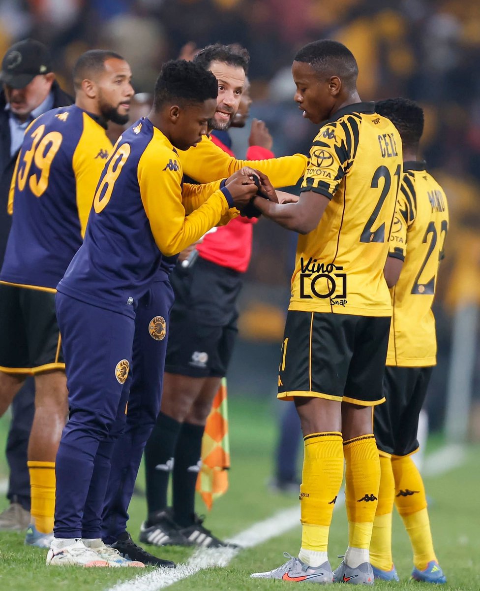 Constitution_94's tweet image. Why are Kaizer Chiefs players playing wearing hand / arm bands!?

99.9% of them.

🤔🤔