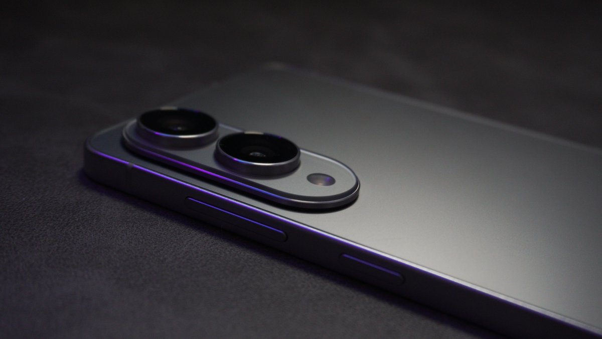 maloser_'s tweet image. zurl.co/bryxC 

 The #GalaxyS25 Edge, though positioned between the #S25Plus and Ultra, successfully sets itself apart and stands out by appealing to users who want a #slimdesign without compromising on performance or #premium features. #reviews #review #phone