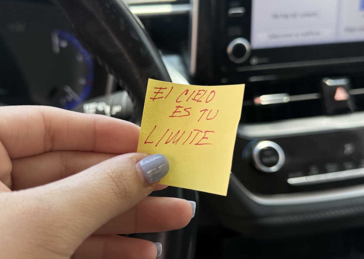 cons_ht's tweet photo. Mi papá me dejó una nota en el coche antes de irme a la competencia ❤️‍🩹 https://t.co/QlNCER3b4Z